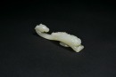 A Celadon-White Jade &lsquo;Ram-Head&rsquo; Belt Hook with Eight Treasures Design, Qing Dynasty, 18th&ndash;19th Century - 4