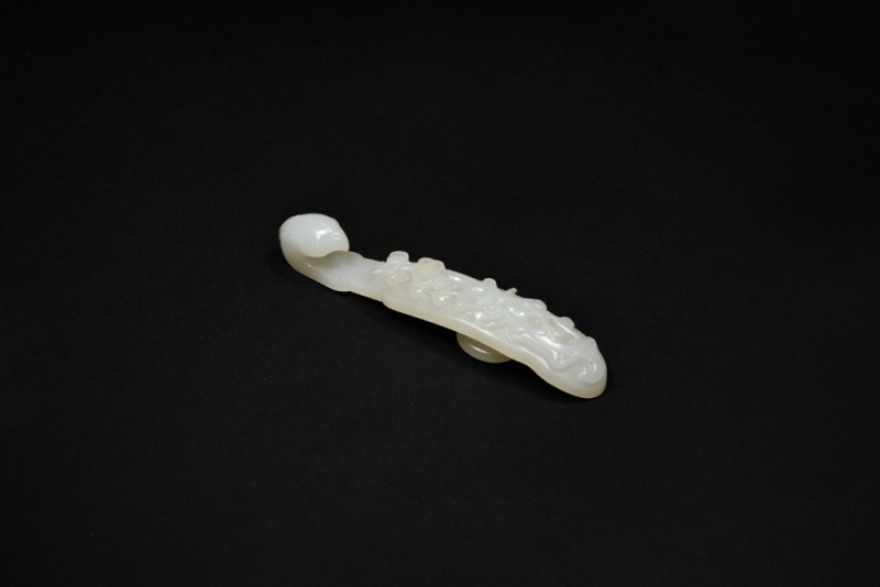 White Jade Belt Hook with Phoenix-Head Terminal and Floral Motif, 18th&ndash;19th Century