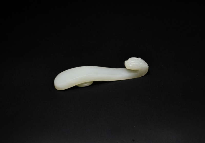 A Finely Carved White Jade Belt Hook with Dragon Head, Qianlong Period (1736&ndash;1795)