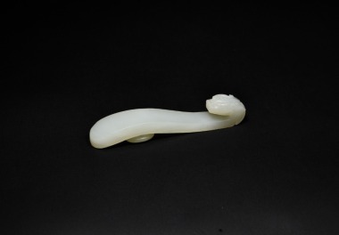A Finely Carved White Jade Belt Hook with Dragon Head, Qianlong Period (1736&ndash;1795)