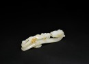 A Fine White Jade Belt Hook with Russet Inclusions and Chilong Design, the Button Carved with Floral Motif, Qing Dynasty, 18th&ndash;19th Century - 5