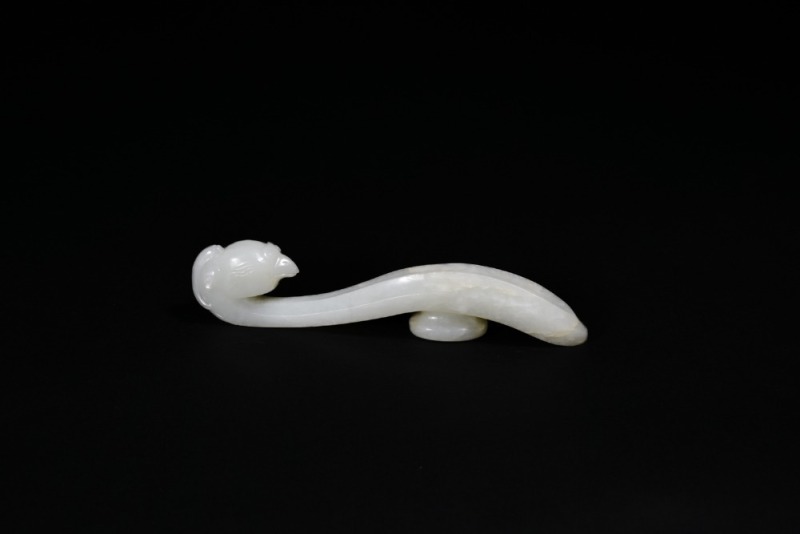 A Fine White Jade Belt Hook with Phoenix Head, Qianlong Period (1736&ndash;1795)