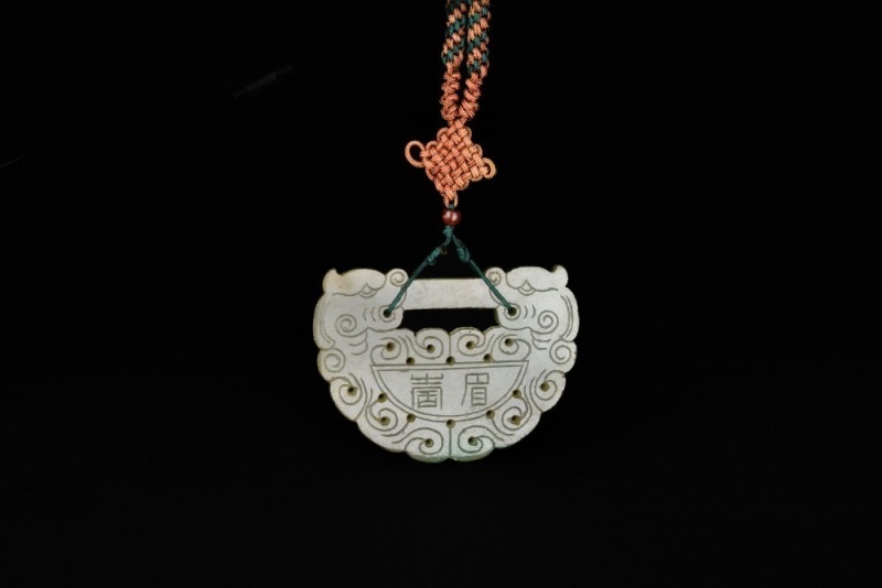 An Icy Jadeite &lsquo; Yi Jie Mei Shou&rsquo; with Chi Dragons Pendant, Late Qing to Republic Period (late 19th&ndash;early 20th century)