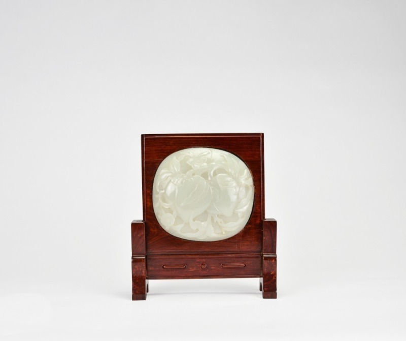 A White Jade Carved &lsquo;Peach of Longevity&rsquo; Plaque on Table Screen, Qing Dynasty