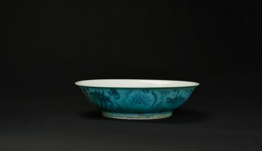 A Turquoise-Glazed and Underglaze-Blue &lsquo;Fish and Aquatic Plants&rsquo; Dish,