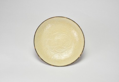 A Dingyao White-Glazed Mold-Impressed &ldquo;Dragon and Clouds&rdquo; Dish, Song&ndash;Jin dynasty (12th&ndash;13th century)