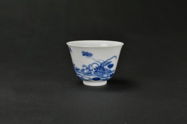 A Blue and White &lsquo;Lotus Pond&rsquo; Cup with Poem, Kangxi Mark