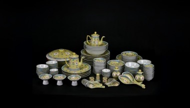 A Complete &ldquo;Wanshou Wujiang&rdquo; Yellow-Ground Famille-Rose Porcelain Dinner Service(122 pcs)Guangxu Mark (1875&ndash;1908)