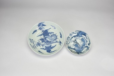A Pair of Blue and White &lsquo;Dragon and Clouds&rsquo; Dishes: Mid-Qing Five-Clawed Dragon Dish and A Smaller Late Ming&ndash;Early Qing Dragon Dish