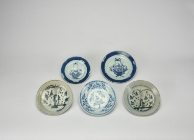 A Group of Five Blue and White Dishes with Floral Basket and Botanical Designs, Qing Dynasty (18th Century)