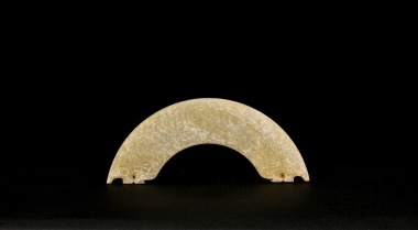 A Carved Jade Crescent Pendant with Dragon Motifs (Huang) Western Zhou Dynasty