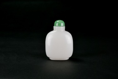 Qing dynasty, 19th century. A white glass snuff bottle.