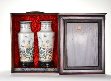 A Pair of Famille Rose Decoration of Flowers and Insects Vases. Late Qing
