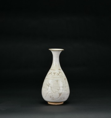 A Cizhou-Type White-Glazed Incised Vase. Northern Song&ndash;Jin Dynasty.