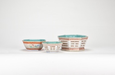 Three Famille-Rose Hexagonal Bowls. Qing Dynasty, Tongzhi Period (1862&ndash;1874).
