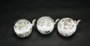 A Group of Three Famille-Rose Porcelain Teapots, Tongzhi Period - 6