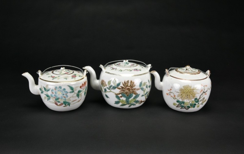 A Group of Three Famille-Rose Porcelain Teapots, Late Qing/Republic