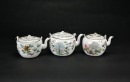 A Group of Three Famille-Rose Porcelain Teapots, Late Qing/Republic - 4