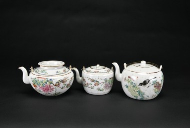 A Group of Three Famille-Rose Porcelain Teapots, Late Qing/Republic