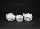 A Group of Three Famille-Rose Porcelain Teapots, Late Qing/Republic - 8