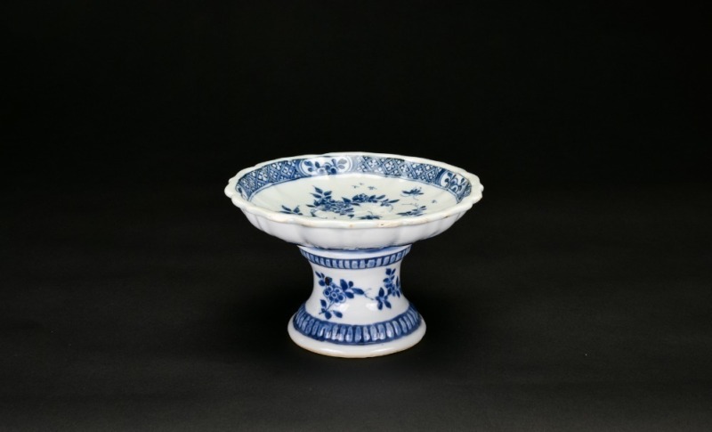 A Blue and White Lobed Stem Dish (Late Qing)