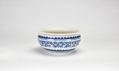 A Blue and White Basin With Kui Dragon Decoration Late Qing Republic