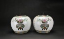 19th Century - A Pair of Famille Rose Porcelain Covered Jars with Antiquities and Floral Decoration - 3