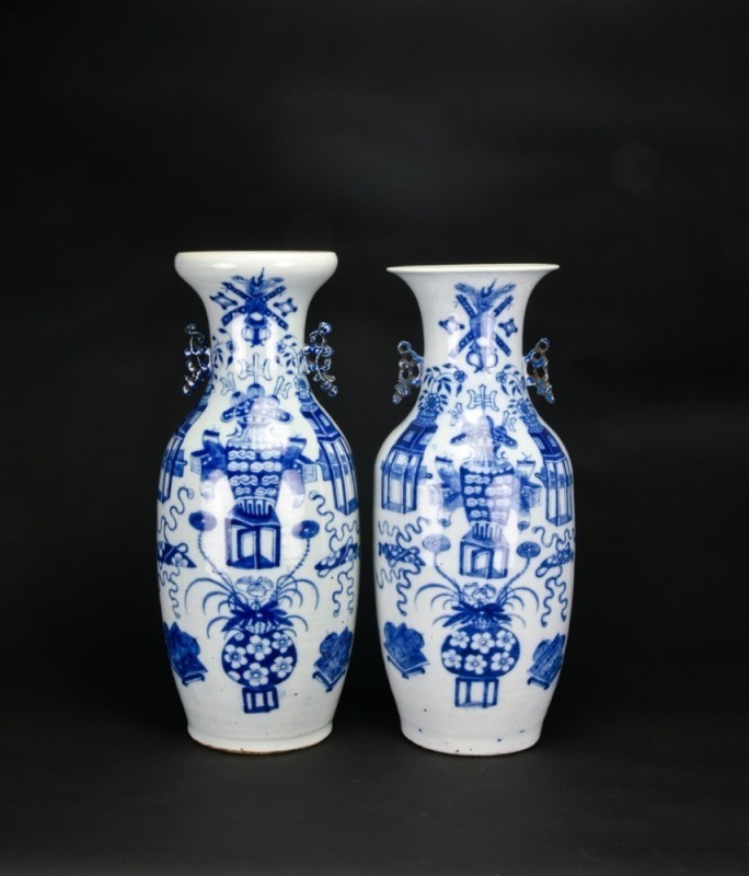 A Pair of Blue and White &lsquo;Antiques&rsquo; Vases with Openwork Handles In Qing Dynasty