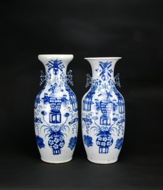 A Pair of Blue and White &lsquo;Antiques&rsquo; Vases with Openwork Handles In Qing Dynasty