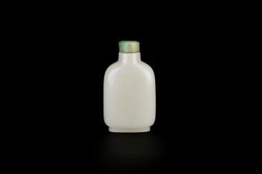 Qing Dynasty A Fine White Jade Snuff Bottle