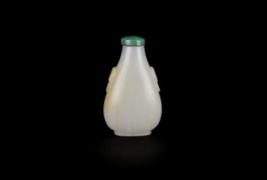 Qing Dynasty A White Jade Snuff Bottle With Russet Skin
