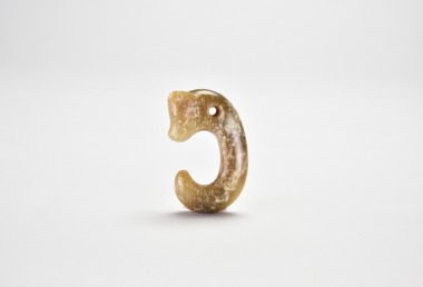 A Jade &lsquo;Pig-Dragon&rsquo; Pendant (Zhulong), Hongshan Culture, Neolithic Period, c. 3500&ndash;3000 BC