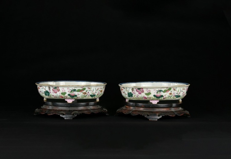 A Pair of Famille Rose Lobed Jardinieres. Qianlong&ndash;Jiaqing Period