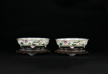 A Pair of Famille Rose Lobed Jardinieres. Qianlong&ndash;Jiaqing Period
