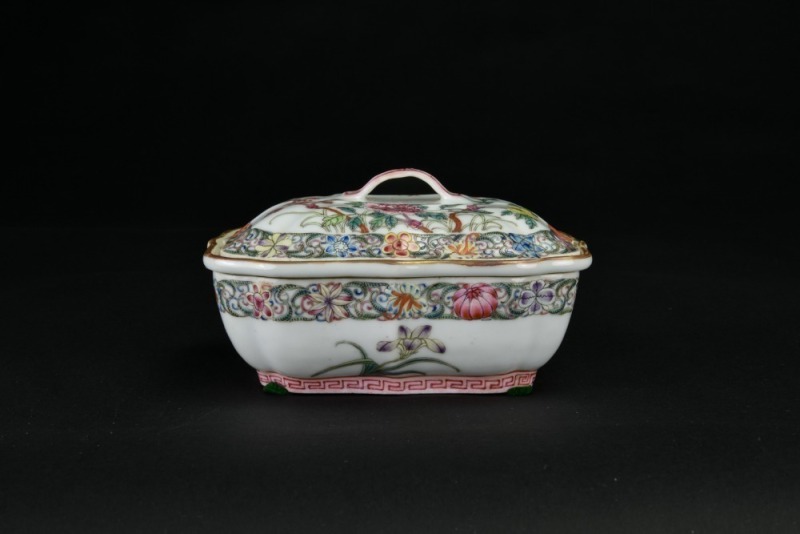A Famille Rose Floral Reticulated Food Warmer With an Apocryphal Six-Character &ldquo;Da Qing Jiaqing Nian Zhi&rdquo; Seal Mark