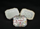A Famille Rose Floral Reticulated Food Warmer With an Apocryphal Six-Character &ldquo;Da Qing Jiaqing Nian Zhi&rdquo; Seal Mark - 7