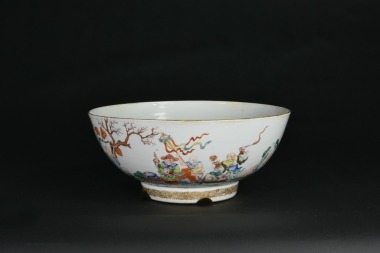 A Large Famille Rose Bowl Decorated with the Eighteen Luohans. Qing Dynasty