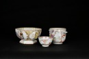 A Group of Three Chinese Export Famille Rose Porcelain Tea Wares with Figural Decoration. Qing Dynasty - 3