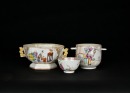A Group of Three Chinese Export Famille Rose Porcelain Tea Wares with Figural Decoration. Qing Dynasty - 4