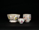 A Group of Three Chinese Export Famille Rose Porcelain Tea Wares with Figural Decoration. Qing Dynasty - 5