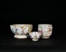 A Group of Three Chinese Export Famille Rose Porcelain Tea Wares with Figural Decoration. Qing Dynasty - 6