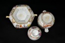 A Group of Three Chinese Export Famille Rose Porcelain Tea Wares with Figural Decoration. Qing Dynasty - 8