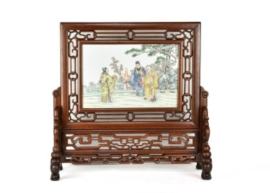 A Famille Rose Porcelain Plaque Table Screen with Figures in a Hardwood Stand. Late Qing Dynasty &ndash; Republic Period