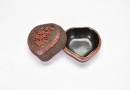 A Carved Polychrome Cinnabar and Black Lacquer Heart-Shaped Covered Box. Qing Dynasty - 6