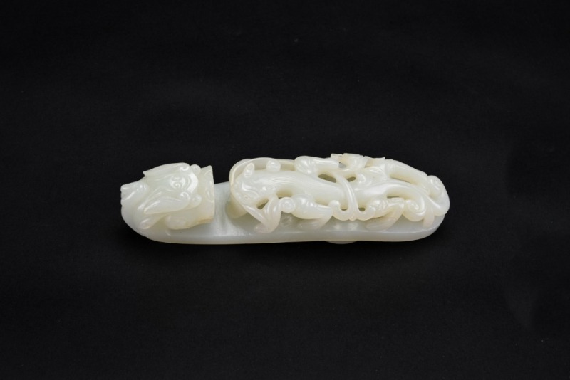 A Fine White Jade Openwork Belt Hook with Confronted Chilong Dragons. Qianlong&ndash;Jiaqing Period
