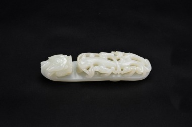 A Fine White Jade Openwork Belt Hook with Confronted Chilong Dragons. Qianlong&ndash;Jiaqing Period