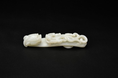 A Fine White Jade Belt Hook Carved with a Chilong. Qianlong&ndash;Jiaqing Period