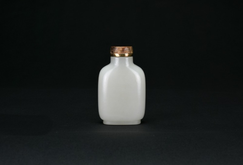 A White Jade Snuff Bottle with Russet Skin. Qing Dynasty