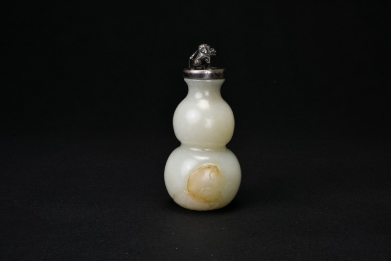 A White Jade Double-Gourd Snuff Bottle. Qing Dynasty
