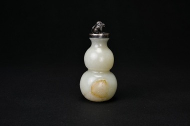 A White Jade Double-Gourd Snuff Bottle. Qing Dynasty